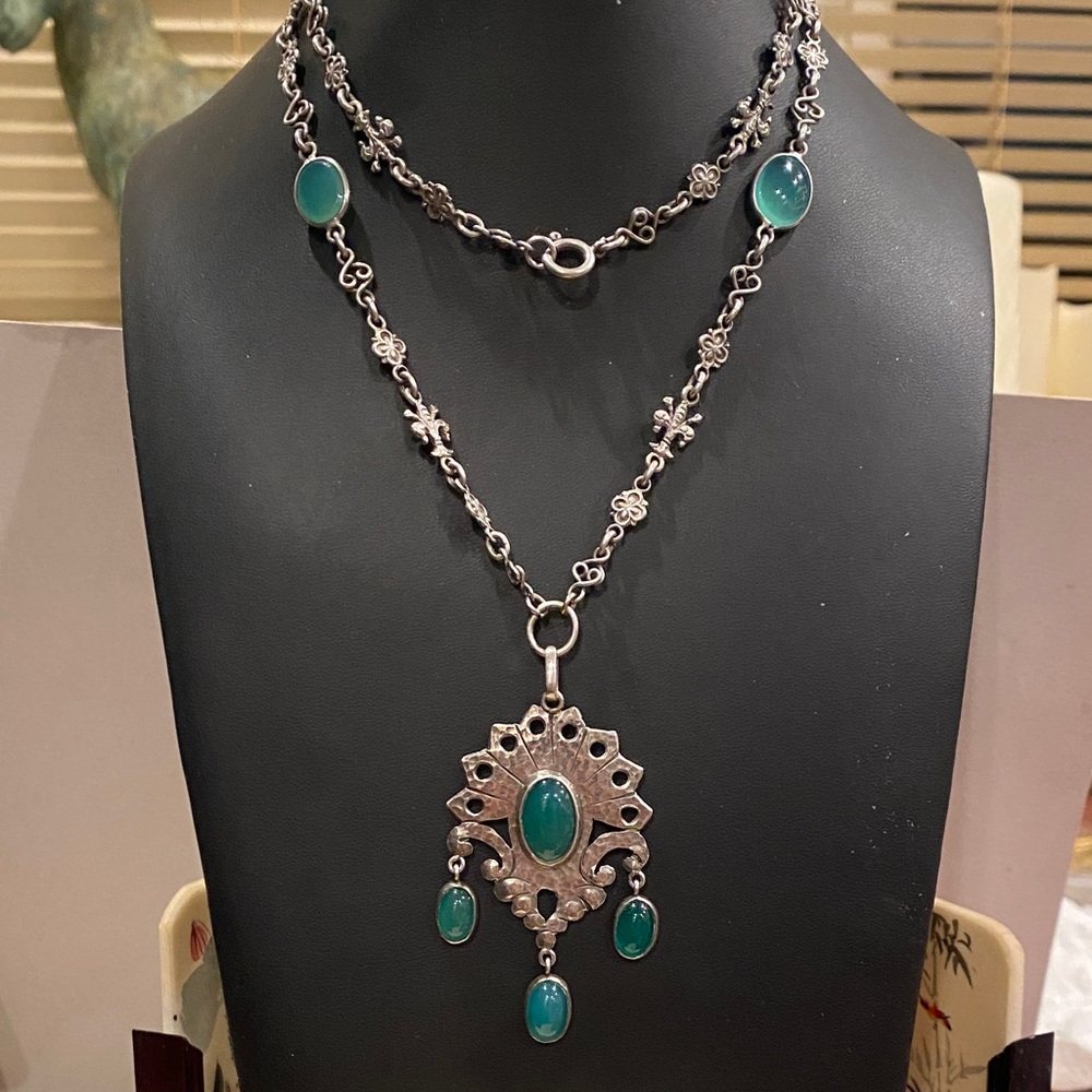 Elegant Art Deco  Silver Tone and Green Stone or Glass Pendant Necklace